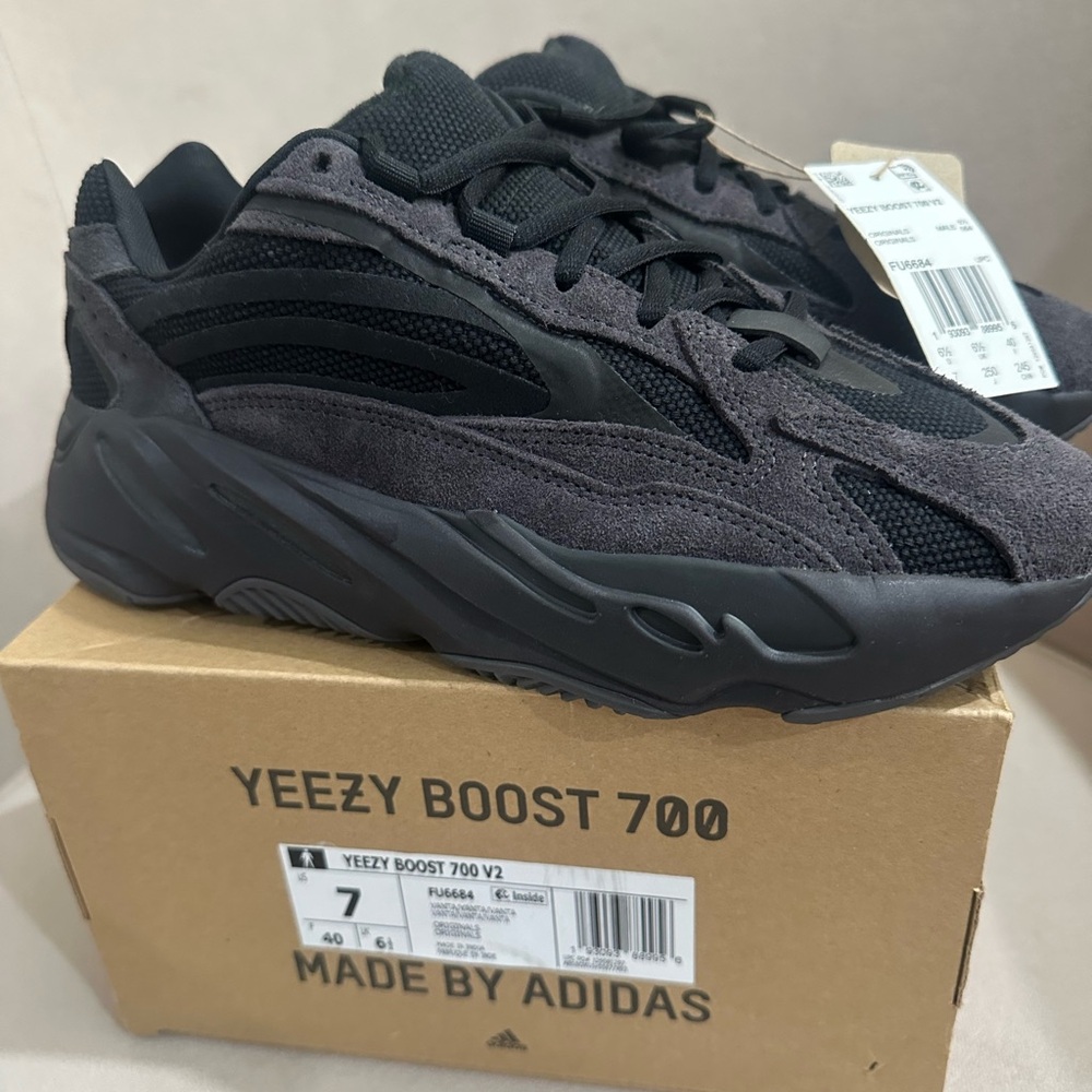 adidas Yeezy Boost 700 V2 'Vanta' FU6684 size 7 NEW🔥